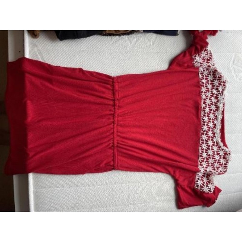 Roche courte, manche courte, rouge, broderie fleurs banches, taille M, neuf