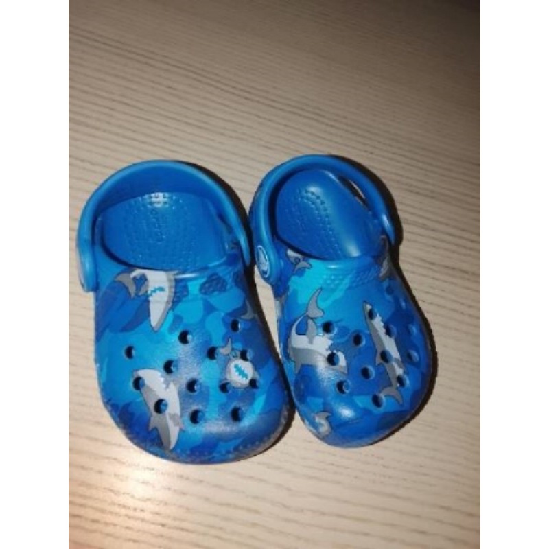 Crocs taille 19-20 bleu avec requin