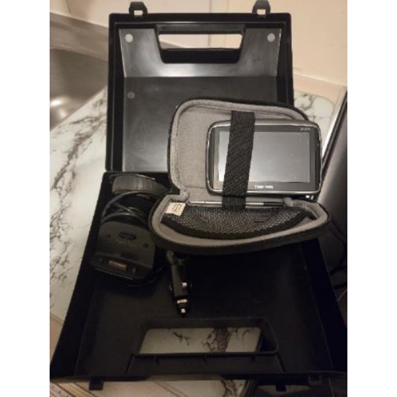 GPS TomTom avec chargeur/housse dans sa valise(4pièces)