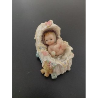 Bébé avec berceau rose