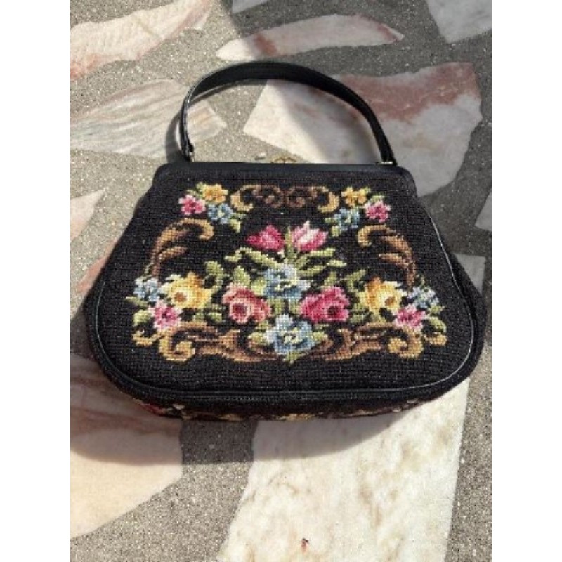 Sac brodé noir fleurs 