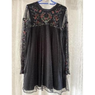 Robe noire voile fleurs...