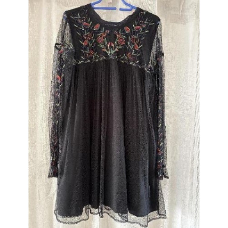 Robe noire voile fleurs brodées Zara / T.M