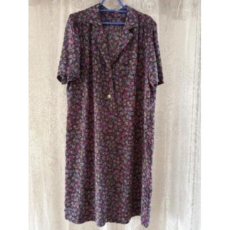 Robe à fleurs violette...