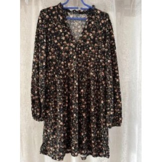 Robe courte à fleurs foncé...