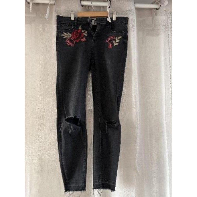 Jean noir et fleurs brodées New Look / T.40