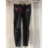 Jean noir et fleurs brodées New Look / T.40