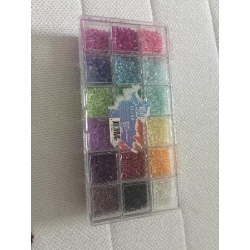 Boîte perles avec des différentes couleurs 
