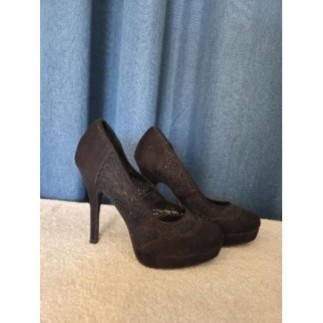 Chaussure talons noir contour bordé dentelle taille 37