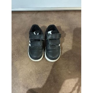 Basket Adidas noire t.21