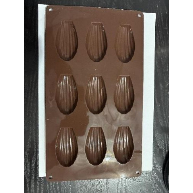 Moule à madeleine marron en silicone 