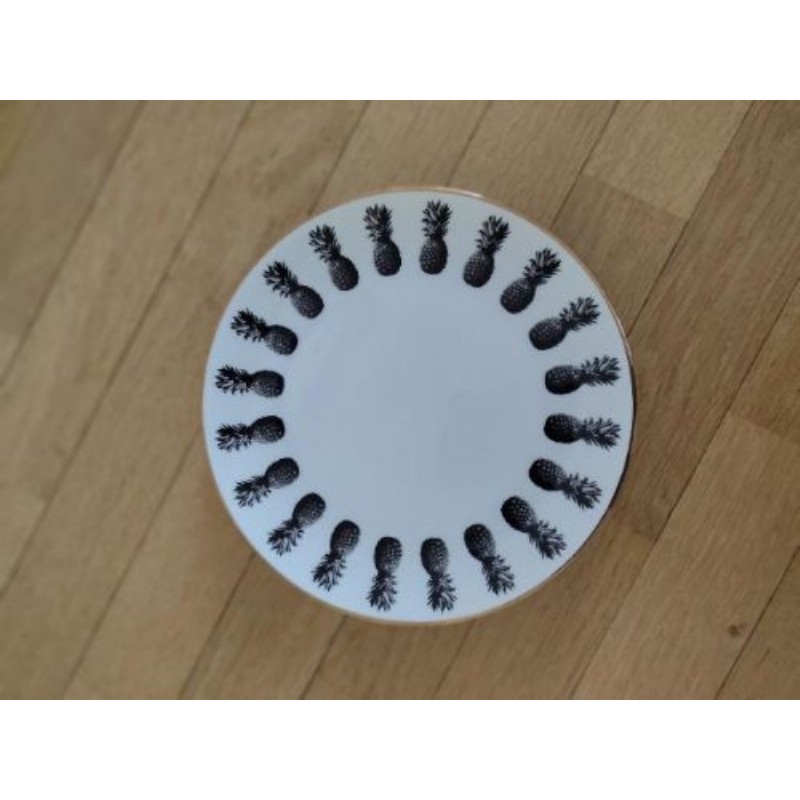 Assiettes blanches ornées d'un motif d'ananas et d'un bord doré, H&M Home, 20 cm, Set de 3 pièces, n