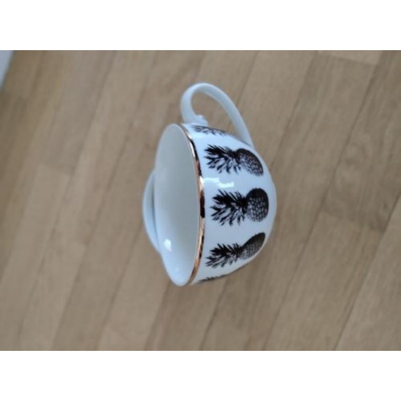 Set de 2 tasses blanches ornées d'un motif annaas et d'un bord doré, H&M Home, neuf