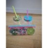 2 verres avec couvercle, motif tropical et un set avec trois couvercles et pailles