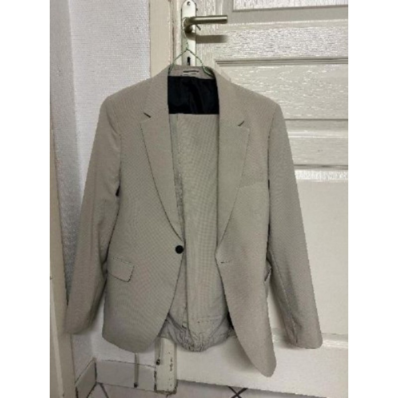 Costume italien neuf (porté une seule fois) taille 14 ans 