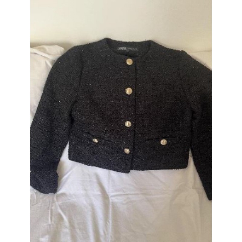 Tres jolie veste noire boutons dorés Zara femme 38/40 très peu portée en parfait état 