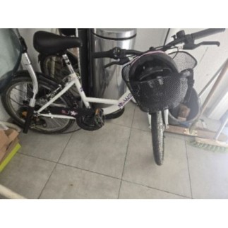 Vélo fille avec casque