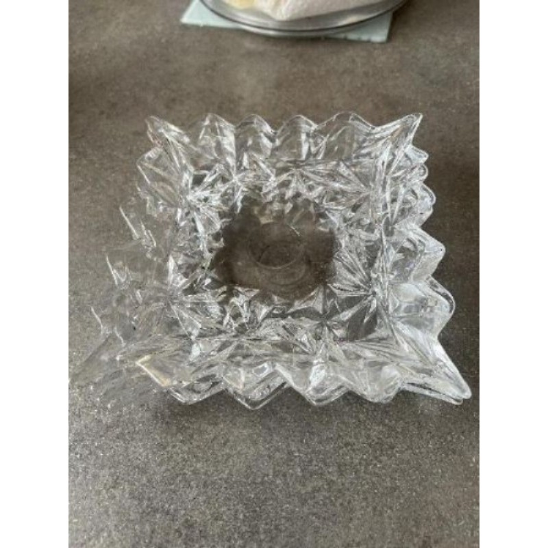 4 Assiettes en verre.
