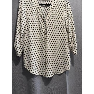 Chemise beige à poin noir...