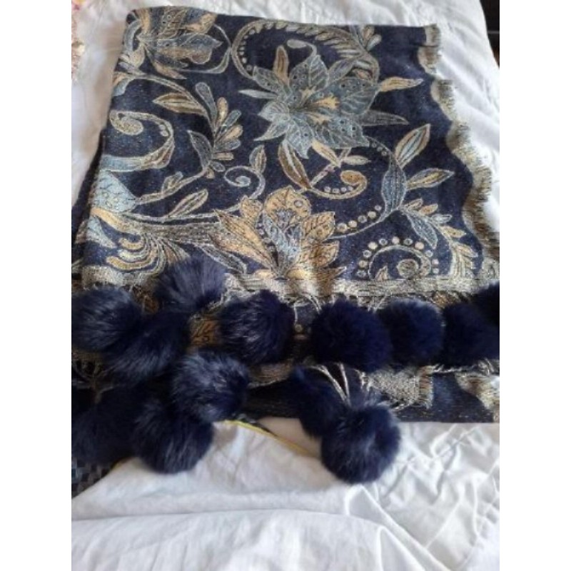 Grande écharpe bleue avec motifs et pompons