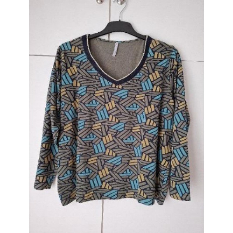Tee-shirt Blancheporte avec col marine et liseré doré et motifs kaki et vert 