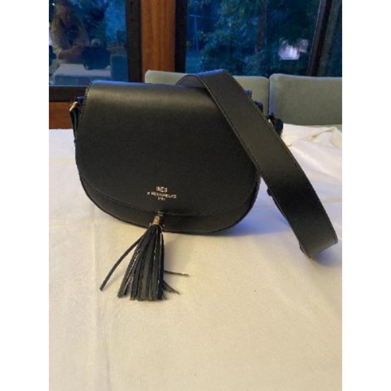 Sac à main à rabat cuir lisse pleine fleur de vachette couleur noire Marque Inès de la Fressange Ban
