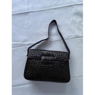 Sac à main à rabat cuir lisse pleine fleur de vachette couleur noire Marque Inès de la Fressange Ban
