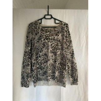 Pull motif léopard T44 Composition : 78% viscose + 19% polyamide + 3% elasthane