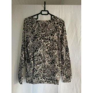 Pull motif léopard T44 Composition : 78% viscose + 19% polyamide + 3% elasthane
