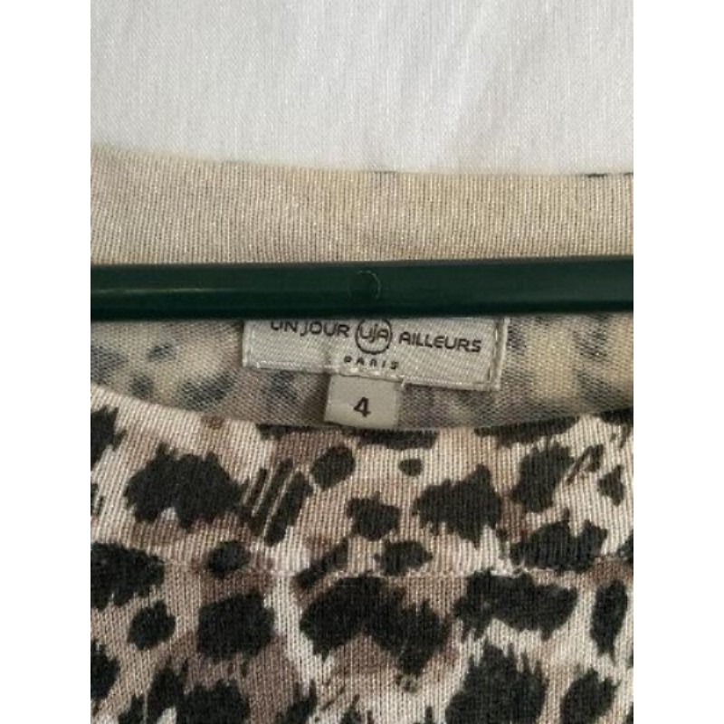 Pull motif léopard T44 Composition : 78% viscose + 19% polyamide + 3% elasthane