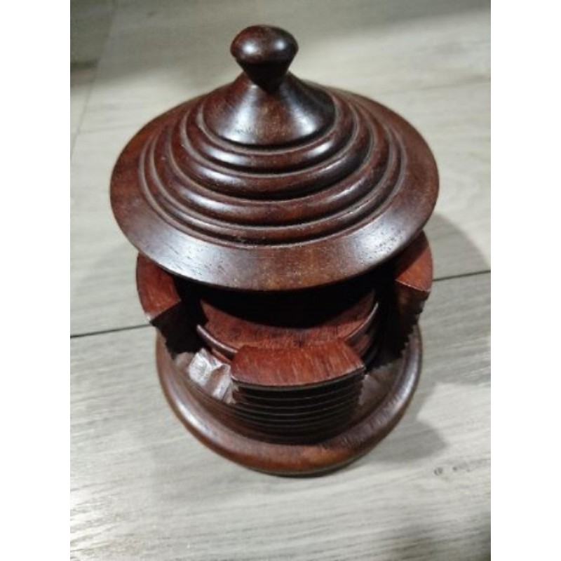 Sous-verre en bois dans leur maisonnette 