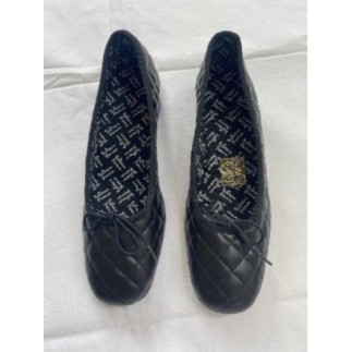 Ballerines en cuir noir élégantes et surtout très confortables.
