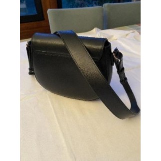 Sac à main à rabat cuir lisse pleine fleur de vachette couleur noire Marque Inès de la Fressange Ban