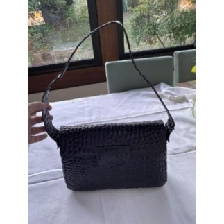 Sac à main à rabat cuir lisse pleine fleur de vachette couleur noire Marque Inès de la Fressange Ban