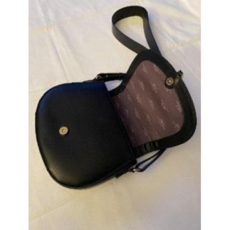 Sac à main à rabat cuir lisse pleine fleur de vachette couleur noire Marque Inès de la Fressange Ban