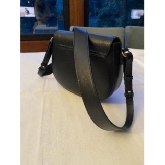 Sac à main à rabat cuir lisse pleine fleur de vachette couleur noire Marque Inès de la Fressange Ban
