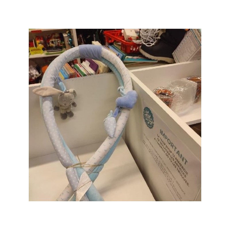 Suspension pour tapis de jeux bébé, bleu ciel  avec 3 objets bleus intégrés (lapinou, coeur et carot