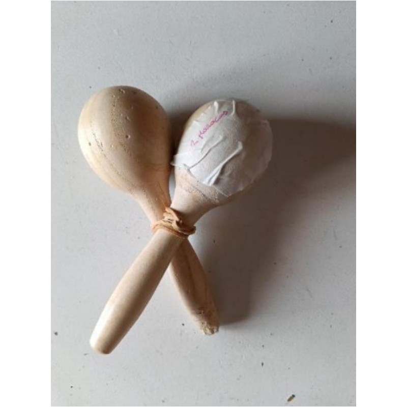 2 maracas