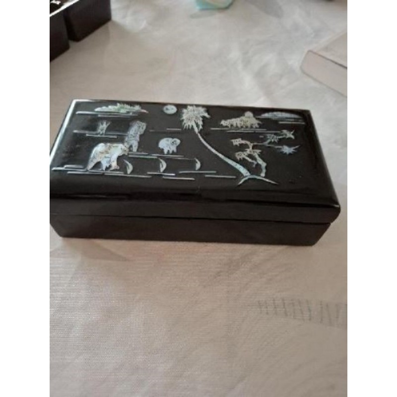 Boîte a bijoux laquee incrustee