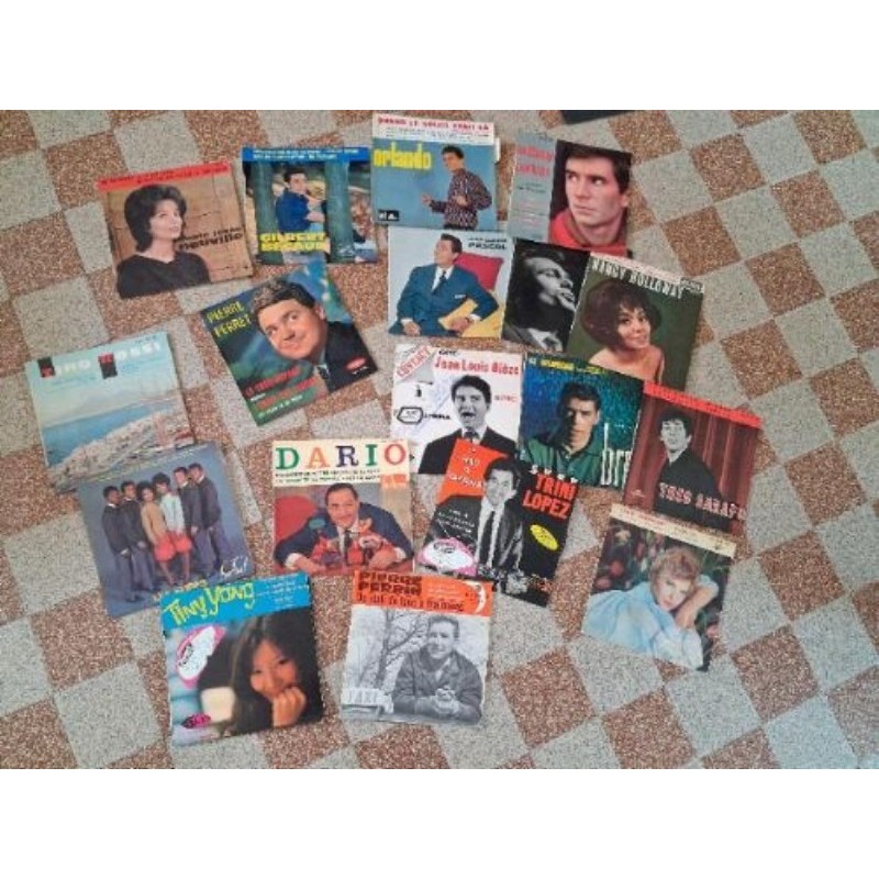 LOT de 17 VINYLES 45 TOURS artistes divers: Pierre Perret, Dario Moreno...