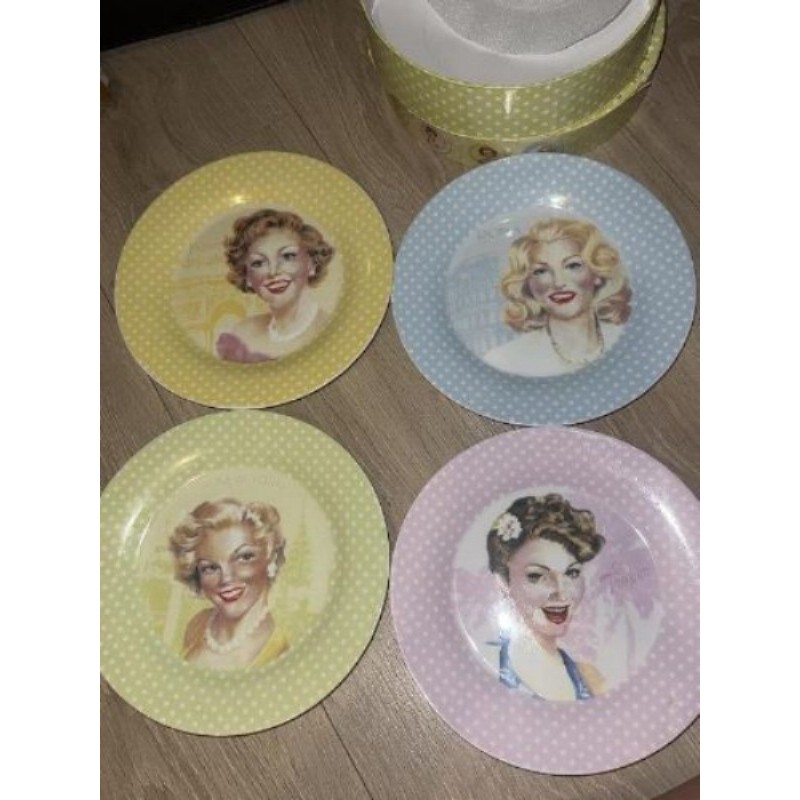 Lot 4 assiettes porcelaine 