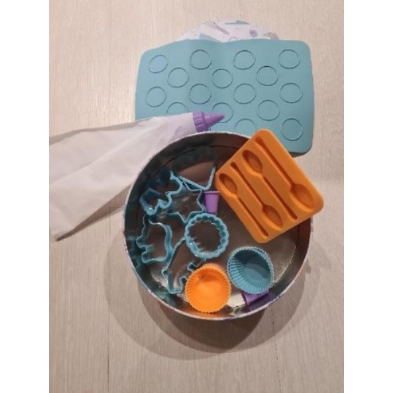 Boîte complète de pâtisserie avec ustensiles à gâteau (planche macarons, emporte pièces, poche à dou