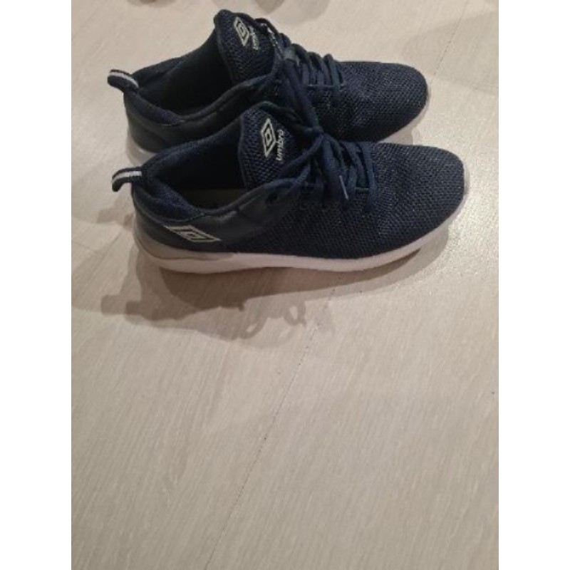 Baskets Umbro taille 37 bleu foncé et blanche