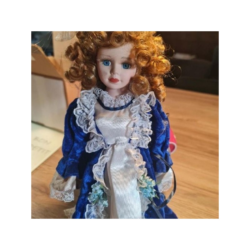 Poupée porcelaine