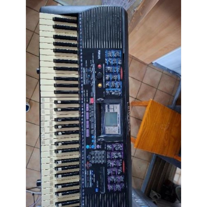 Synthetiseur yamaha avec son pied