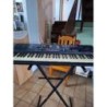 Synthetiseur yamaha avec son pied