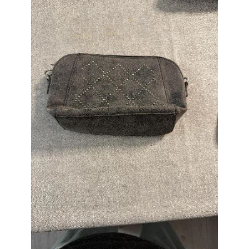 Sac gris foncé daim clou argent