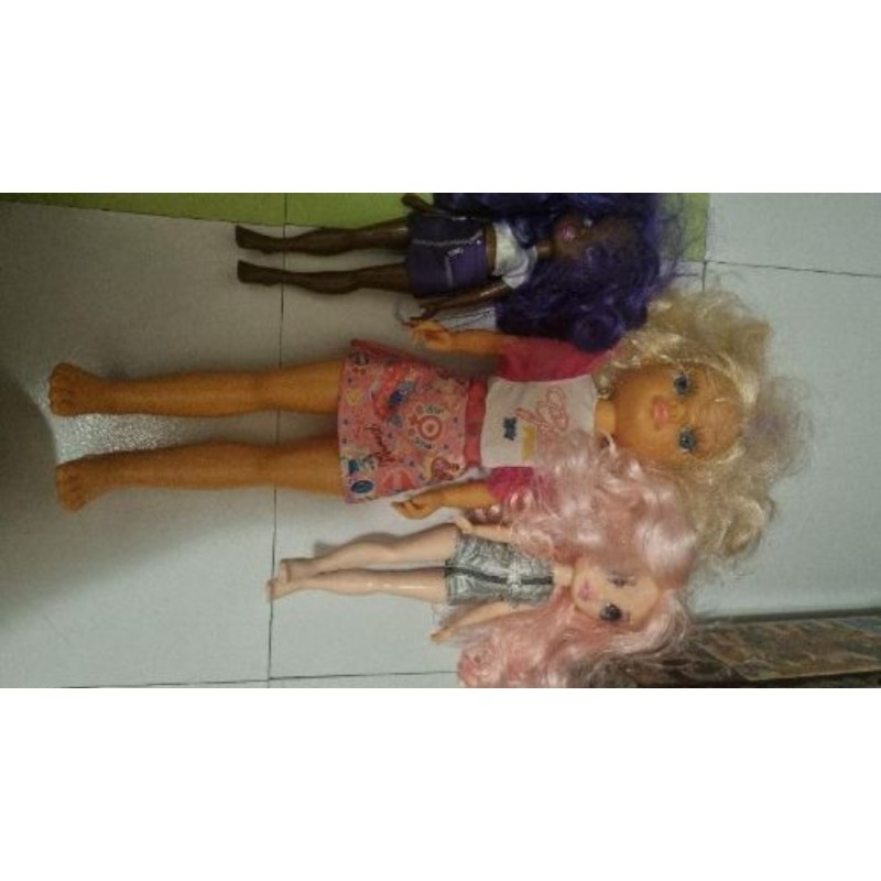 Lot poupée et barbies
