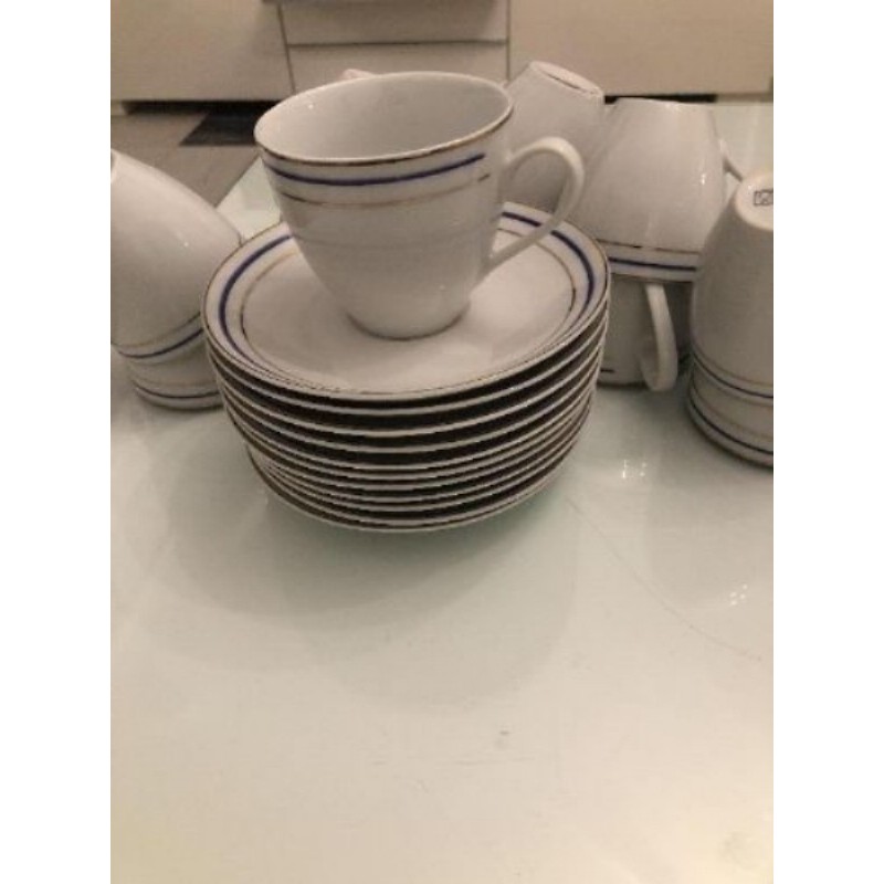 11 tasses et sous tasses 