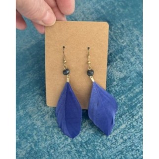 Boucle oreille plume bleue 